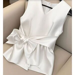 Lovely Cream Sleeveless Blouse w/ Tie at Front Medium   NWOT